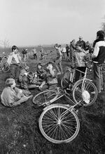 "Erfurt 01.04.1988. - Die Klasse einer Schule im Bezirk Erfurt besucht bei einem Pioniernachmittag mit dem Fahrrad die Patenbrigade in einer Landwirtschaftlichen Produktionsgesnossenschaft (LPG). Auf dem Feld wird eine Pause / Rast gemacht." (2)