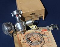 Dynamo-Scheinwerfer (1965) inkl. mitgeliefertem Zubehör zur Montage am Rennrad (Kabel inkl. Zugfedern zur Verlegung entlang der Bremszuges)