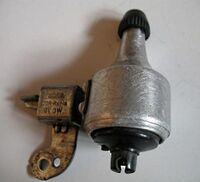 Dynamo Typ 8007.4 Zeitraum: 19?? bis 1990 Verwendung: für den Export in die Niederlande und BRD Material: Aluminium, Stahl (verzinkt) Unterteil: Kunststoff Bemerkungen: mit nach unten gezogener Aufnahme für Halterung, sonst gleiche Merkmale wie übrige FER-Dynamos