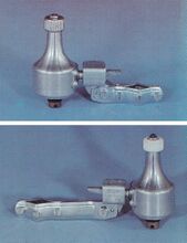 Dynamo Typ 8007.4 Zeitraum: 1983 bis 1986 Verwendung: alle Fahrradtypen Material: Aluminium, Stahl (verzinkt) Unterteil: Kunststoff (schwarz) Bemerkungen: Pluspol nun mit Klemmung statt mit Rändelmutter. Reibrolle aus Stahl (vrmtl. nur für Export).