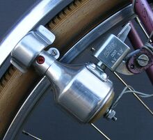 Dynamo Typ 8007.4 Zeitraum: 196x bis 197x (hier:1969) Verwendung: Sporträder Material: Aluminium, Stahl (verzinkt) Unterteil: Kunststoff (grau) Bemerkungen: mit Spritzschutz und roter Öleinfüllschraube, nur für Linksmontage produziert
