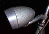 Zeitraum: um 1960 Verwendung: Material: Stahlblech, Glas, Aluminium Farben/Varianten: Hammerschlaglack silber Bemerkungen: