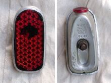 Rücklicht Typ 8507.6 Zeitraum: 1961 Verwendung: alle Fahrradtypen Material: Aluminium, Glas Farben/Varianten: silber Bemerkungen: Feineres Muster des Reflektors als bei späteren Exemplaren