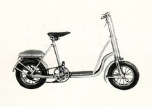 "Fahrradroller FR I in eleganter Form als Roller und Fahrrad zu verwenden, Preßstahlrohrrahmen, 12 1/2"-Räder, kugelgelagert, Gepäckträger mit Sitzkissen, Bowdenzugbremse. Farben: rot, blau, grün, braun. Sämtliche Beschlagteile sind unterkupfert und vernickelt." Prospektabbildung und - beschreibung von 1956.