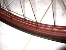Stahlfelge, farbig lackiert Zeitraum: um 1955 Verwendung: Mifa-Fahrräder Material Stahl, lackiert Durchmesser 28" ? Eignung für Felgenbremsen: nein Bemerkungen: Belegt für Mifa Modell S 2/16