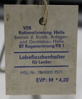 Etikett eines Flaschenhalters Hersteller: VEB Rationalisierung Halle (Betrieb des Kombinats Anlagen- und Gerätebau Halle; Betriebsteil Regenerierung / FB7)