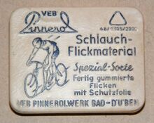 Pinnerol Schlauch-Flickmaterial Spezial-Sorte Zeitraum: 1950er/1960er Jahre Hersteller: VEB Pinnerolwerk Bad Düben Material der Packung: Kunststoff Bemerkungen: