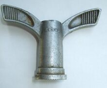 Zeitraum: 1955 Hersteller: RENAK Verwendung: Material: Aluminium Bemerkungen: Flügelmutter für Schaltwerkmontage. Diese mit RENAK gemarkte, alte Form der Flügelmuttern wurde nur für kurze Zeit produziert.
