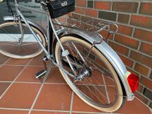 Das Speichenschloss lag separat bei. Das offensichtlich unbenutzte Fahrrad wurde als Teil einer Lagerauflösung aufgefunden.