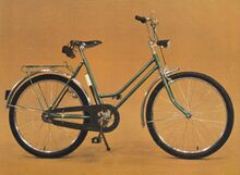 Modell 355-3 Abbildung in einem mehrsprachigen Werbeprospekt von 1985. Eine Markenbezeichnung wird hier nicht genannt, das abgebildete Fahrrad besitzt kein Dekor.