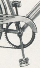 Einfachkettenblatt für Getriebe-Typ 8025 Zeitraum: vrmtl. 1954/55, 1956 auch für Export Verwendung: Diamant-Luxus-Sporträder Material: Stahl (verchromt) Befestigung: 2-Punkt-Befestigung Größe: vrmtl. 48 Zähne Zahnbreite: 2,1 mm (für 3/32"-Kette), für Export auch für 1/2" × 1/8"-Kette Bemerkungen: angewalzter Rand
