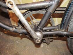 1. Vorbereitung Zuerst wird die linke Pedale entfernt, um ausreichend Platz für die folgenden Arbeiten zu schaffen. Das Fahrrad sollte stabil stehen oder von einer anderen Person gehalten werden.