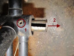 10. Ausbau von Öler und Hülse Wenn die im Rahmen befestigten Lagerschalen verschlissen sind, können diese ebenfalls ausgebaut und gewechselt werden. Dafür muss bei älteren Rahmen zunächst der Öler (1) und die Hülse (2) zwischen den Lagerschalen entfernt werden.