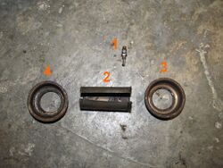 7. Übersicht der ausgebauten Teile Das Bild zeigt die Teile in der Reihenfolge, in der sie demontiert wurden: 1 - Öler mit Röhrchen; 2 - Hülse; 3 - rechte Lagerschale; 4 - linke Lagerschale
