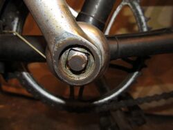 3. Sicherungsmutter gelöst Nachdem die Sicherungsmutter entfernt wurde, ist bereits der Vierkant erkennbar, auf den die Kurbel aufgepresst ist.