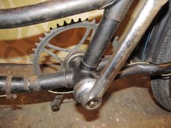 4. Vorbereitung (Teil 2) An dieser Stelle sollten alle weiteren Teile entfernt werden, die direkt mit dem Getriebe verbunden sind oder den Ausbau behindern können (Kette, rechte Pedale, Kettenschutz usw.)