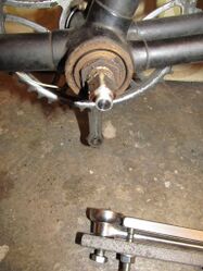 6. Das freigelegte Innenlager Nachdem die linke Kurbel samt der daran befestigten Glocke abgezogen wurde, ist der Blick frei auf die lösbaren Teile des Innenlagers.