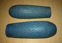 "Rotpunkt" - Fahrradgriffe Prägung: Rotpunkt-Logo Zeitraum: Mitte der 50er Jahre Verwendung: Zubehörteil Material: Gummi Farben: rot, blau (s.o.) Bemerkungen: -