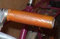 Fahrradgriffe Prägung: -- Zeitraum: 50er Jahre Verwendung: Mifa-Sporträder Material: Kunststoff Farben: orangerot Bemerkungen: Hersteller unbekannt, ähnlich den Griffen von ZITZA