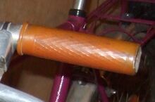 Fahrradgriffe Kennzeichnung: keine Zeitraum: 1950er Jahre Verwendung: Mifa-Sporträder Material: Kunststoff Farben: orangerot Bemerkungen: Hersteller unbekannt, ähnlich den Griffen von ZITZA