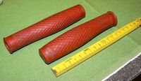 "ZITZA" - Fahrradgriffe Prägung: ZITZA Zeitraum: 50er Jahre Verwendung: Zubehörteil Material: Gummi Farben: rot Bemerkungen: --