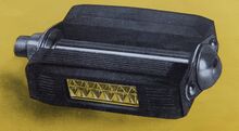 Gummiblockpedale (mit Reflektoren) "Modell 6006 A" Zeitraum: 195x bis mind 1956 Hersteller: FZTW Verwendung: Tourenräder Material: Stahl (verchromt), Gummi Bemerkungen: aufgepresste Staubkappe