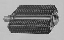 Gummiblockpedale (ohne Reflektoren) "Modell 6006" Zeitraum: hier: 1954 Hersteller: FZTW Verwendung: Herren-Tourenräder Material: Gummi, Stahl (verchromt) Bemerkungen: aufgepresste Staubkappe