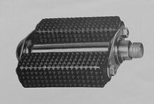Gummiblockpedale (ohne Reflektoren) "Modell 6007" Zeitraum: hier: 1954 Hersteller: FZTW Verwendung: Damen-Tourenräder Material: Gummi, Stahl (verchromt) Bemerkungen: aufgepresste Staubkappe
