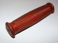 "Fahrradgriffe Prägung: -- Zeitraum: vrmtl. 50er Jahre Verwendung: vrmtl. Zubehörteil Material: Gummi Farben: rot Bemerkungen: identisch mit HAGUFA-Griffen