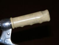 Griffe von HaGe (altes Logo), schlanke Form, hergestellt: Ende 60er Jahre bis 78/79, verbaut an: Diamant, Mifa, Material: Kunststoff, bekannte Farben: grau marmoriert, schwarz