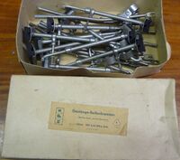 Stempelbremsen mit Gestänge Bemerkungen: Links gezeigte Stempelbremse in Original-Verpackung (keine Verkaufs-Verpackung).