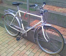 Dieses Herrenrad ist hingegen dank Felgenbremse und Aluminiumschutzblechen besser ausgestattet. (Sattel und Pedale nicht original.)