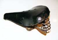 IFA-Tourensattel Zeitraum: vrmtl. frühe 50er Jahre Verwendung: Zubehörteil Decke: Gummi mit Gewebeeinlage Gestell: Stahl Bemerkungen: Hersteller: VEB IFA Zubehörwerk Mühlhausen