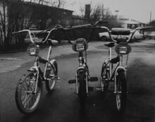 Zeitgenössisches Bild dreier IFA Touring BMX-Fahrräder.