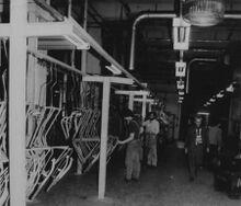 Lackierung der Rahmen und Bleche am Kettenkreisförderer.