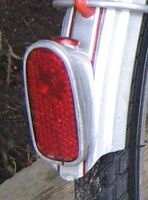 Rücklicht von FER, zwischen Ende 1961 und Mitte 1969 an allen Fahrradtypen verwendet; hier die Ausführung mit einem Reflektor aus Kunststoff, die ab 1966/67 aufkam