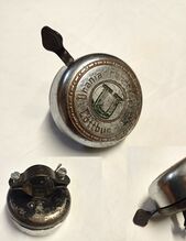 Zeitraum: unbekannt Hersteller: Jopp Verbaut an: Fahrrädern von Urania Deckel: Stahl (verchromt) Unterteil: Stahl (lackiert) Bemerkungen: Drücker mit "Jopp" geprägt, Klingel direkt für einen Hersteller produziert, allerdings unklar ob vor oder nach dem 2. Weltkrieg (Nachkriegsproduktion bislang nur für 1945 belegt)