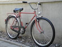 Mit großem Kettenschutz aus Kunststoff, Speichenschloss und innenverlegtem Beleuchtungskabel war dieses Jugendrad vielen anderen Fahrrädern in der Ausstattung überlegen.