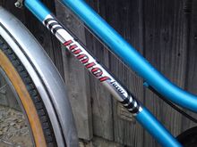 Das gezeigte Fahrrad (Modell 358) trägt die Bezeichnung Junior Luxus und verfügt über eine Dreigang-Kettenschaltung.