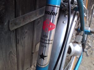 Der Aufkleber am Sattelrohr nennt als Hersteller den VEB Erntemaschinen Bischofswerda. Das gezeigte Jugendrad dürfte daher aus dem Jahr 1985 stammen.