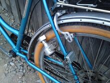 Ähnlich wie die 24"-Jugendräder besitzt auch dieses Fahrrad gekröpfte Kettenstreben. Auffällig ist die zusätzliche Halterung für das Speichenschloss.