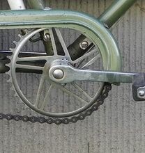 Kettenblatt für Getriebe-Typ 8040 S Zeitraum: 1962 bis 1970 Verwendung: Jugendfahrräder (24") von Mifa Material: Stahl (verchromt) Größe: 40 Zähne Zahnbreite: 2,8 mm (für 1/8"-Kette) Bemerkungen: 5 Doppelspeichen