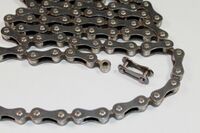 Hersteller: KEBA Zeitraum: 50er - 60er Jahre Gliederzahl: -- Bemerkungen: 1"-Blockkette mit 5/8" langen Laschen und dazwischen massiven Blockgliedern; keine Rollen oder Hülsen