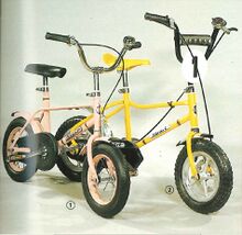Modell KF 9110 (rechts) und KF VII (links), Abbildung in einem Spielzeug-Exportkatalog für 1987, Jahr der Drucklegung war 1986.