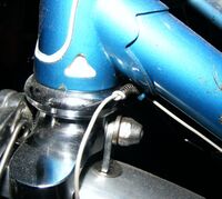 Befestigung des Kabels bei Diamant-Luxus-Sporträdern unter dem Rahmen mittels angelöteter Ösen. Das Kabel wird mit einer kleinen Feder in Spannung gehalten. Ist die originale Feder nicht voirhanden, kann eine Kugelschreiberfeder verwendet werden.