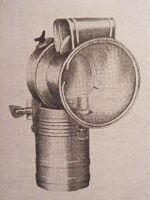 Karbidlampe von "Solar", Abbildung aus dem DHZ-Katalog von 1956, Preis für die Lampe: 2,45 DM. Hersteller möglicherweise Ruhla (vgl. geprägte Rillen im Bakelitbehälter)