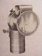 Modell "Solar" (Abbildung aus dem DHZ-Katalog von 1956), Preis: 2,45 DM, Material: Aluminium- und Stahlblech. Dieser Scheinwerfer wurde vom Metallwarenwerk Ruhla spätestens ab 1954 bis etwa 1957 produziert.