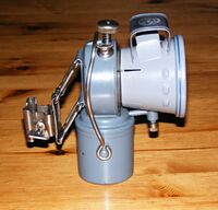 Karbidlampe, Modellname bislang unbekannt. Material: Messing, Aluminium, grau lackiert.