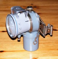 Verschluss des Entwicklers mittels Drahtbügel. Gehäuse ohne Gütezeichen und Betriebsnummer.