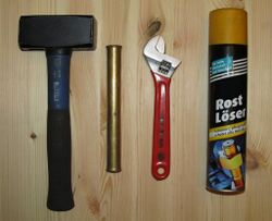 1. Werkzeuge Zur Demontage von Keilkurbeln sind folgende Werkzeuge erforderlich: - Hammer / Fäustel (min. 1kg) - massiver Aluminium- oder Messingbolzen - Rollgabelschlüssel o.ä. - eventuell Rostlöser / Kriechöl
